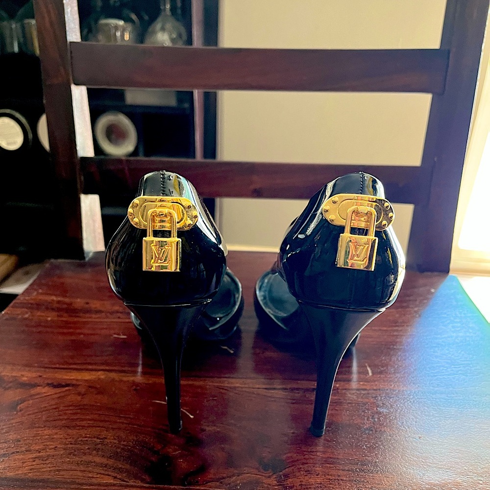Louis Vuitton, Oh Really!, black patent leather heels    NL 1110